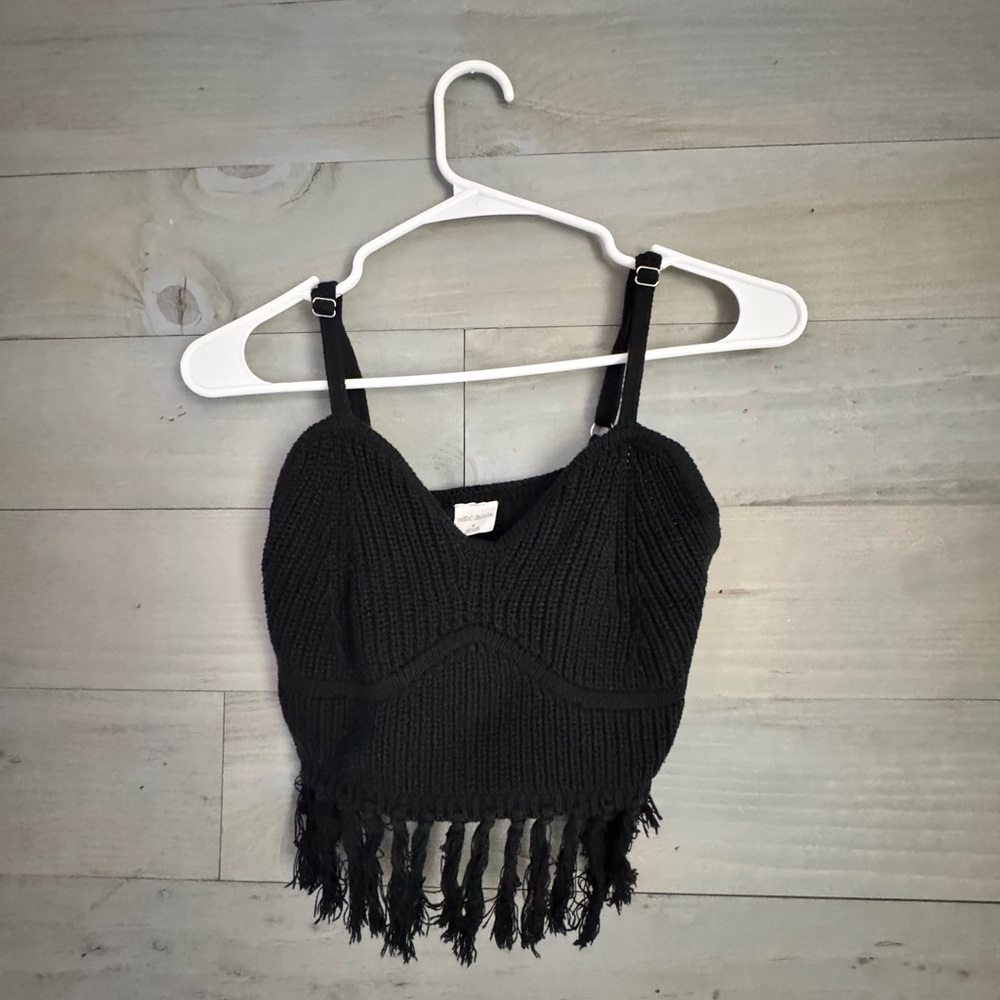 Sleek Black Leggings with Textured Design / shirt and cardigan